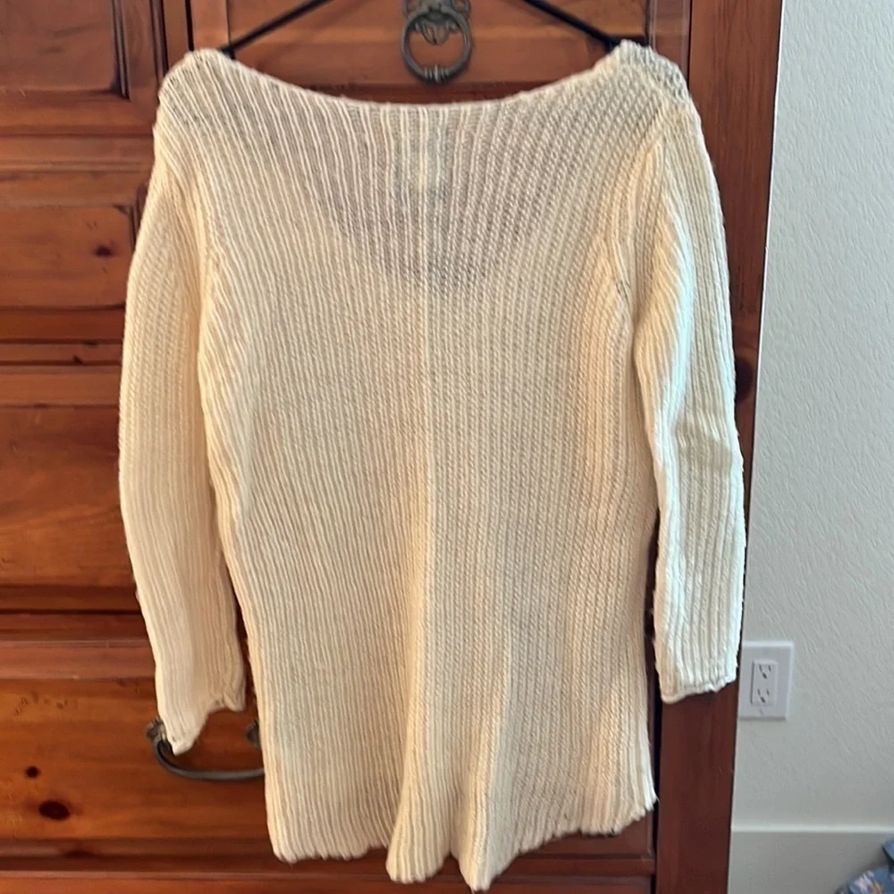 Azul Women’s cream ribbed V neck sweater. There is a little pull on sleeve.